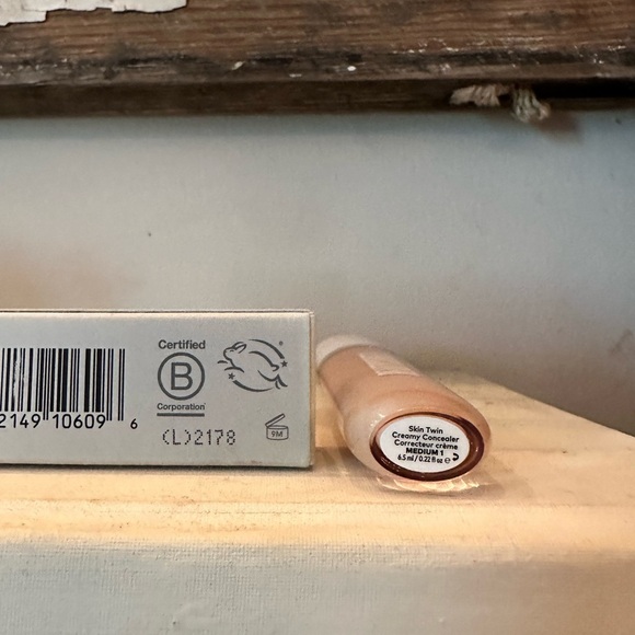 Beautycounter Twin Skin Concealer - Picture 2 of 4